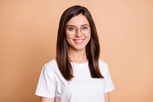 Foto portret van slimme vrouwelijke student in casual outfit dragen bril glimlachen geïsoleerde pastel beige kleur achtergrond — Stockfoto