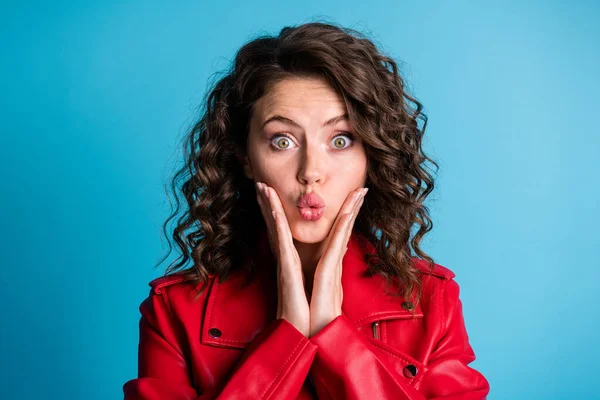 Retrato de manos de chica impresionada cara golpe beso desgaste chaqueta roja aislado sobre fondo de color azul — Foto de Stock