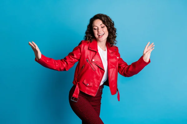 İyimser kız dansının fotoğrafı mavi arka planda izole edilmiş kırmızı ceket pantolon giy — Stok fotoğraf