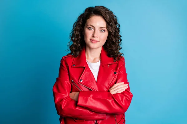 Foto de menina legal otimista cruzou os braços desgaste casaco vermelho isolado no fundo de cor azul — Fotografia de Stock