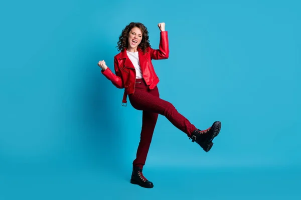 Foto em tamanho completo de hooray legal menina desgaste vermelho jaqueta calças botas isoladas no fundo de cor azul — Fotografia de Stock