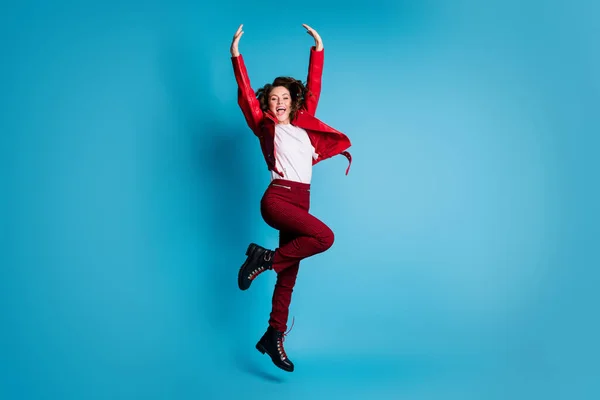 점프하는 호 레이 소녀의 전체 사이즈 사진은 푸른 배경에 고립된 빨간 재킷 바지 부츠를 착용하고 — 스톡 사진