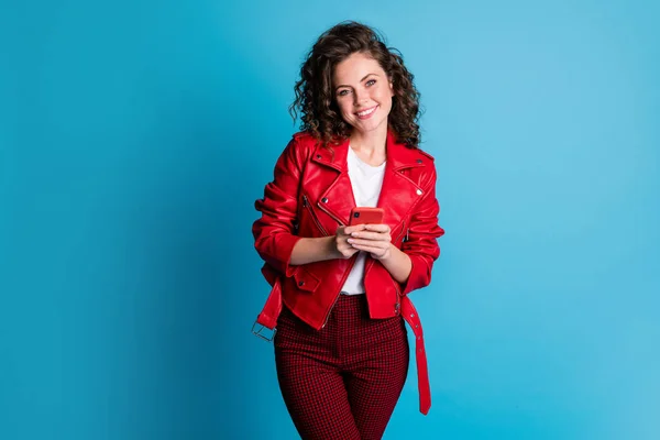 Retrato de encantador peinado ondulado dama sonrisa dentada mira cámara tiene buen humor aislado sobre fondo de color azul — Foto de Stock