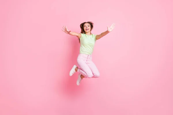 Foto de longitud completa de atractivas manos de dama despreocupadas elevan a usted saltando divertirse aislado en el fondo de color rosa —  Fotos de Stock