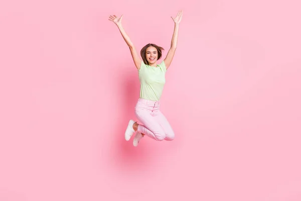 Retrato de corpo inteiro de surpreso bonita pessoa saltar levantar braços palmas isoladas no fundo cor-de-rosa — Fotografia de Stock