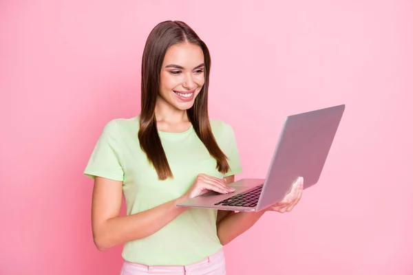 Foto di persona adorabile uso laptop sorriso dentato avere buon umore isolato su sfondo di colore rosa pastello — Foto Stock