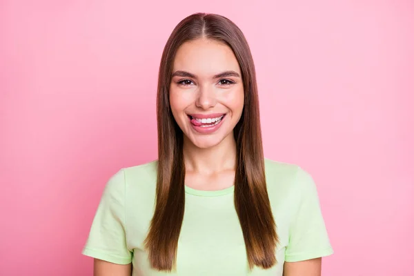 Foto de divertida coqueta joven dama usar verde camiseta lamiendo labios aislados pastel rosa color de fondo —  Fotos de Stock