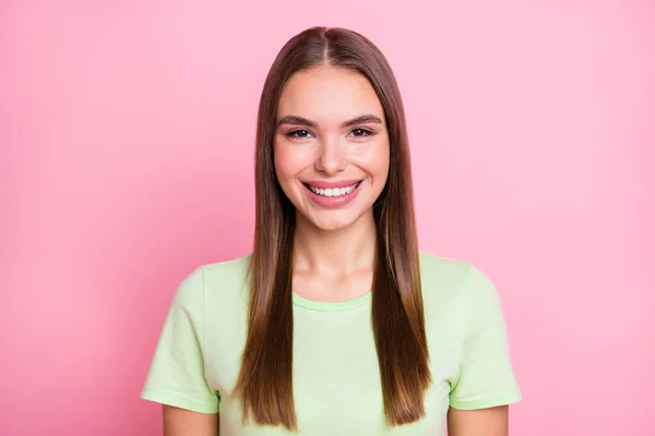 Foto de encantador adorável jovem vestida t-shirt verde sorrindo isolado pastel cor de fundo rosa — Fotografia de Stock