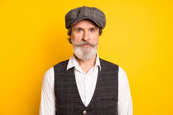 Foto di invecchiato bell'uomo gentiluomo serio fiducioso indossare giubbotto cappello isolato su sfondo di colore giallo — Foto Stock