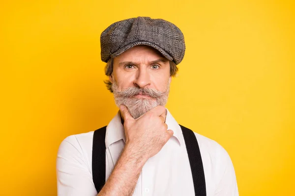 Photo d'homme âgé main toucher barbe sérieux penser réfléchi méditer isolé sur fond de couleur jaune — Photo