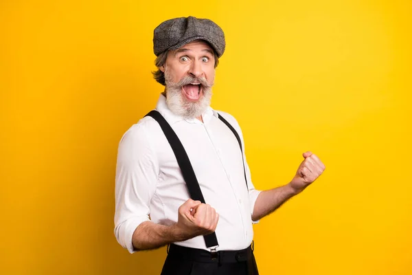 Photo de l'homme âgé heureux heureux sourire positif réjouir victoire poings main isolée sur fond de couleur jaune — Photo