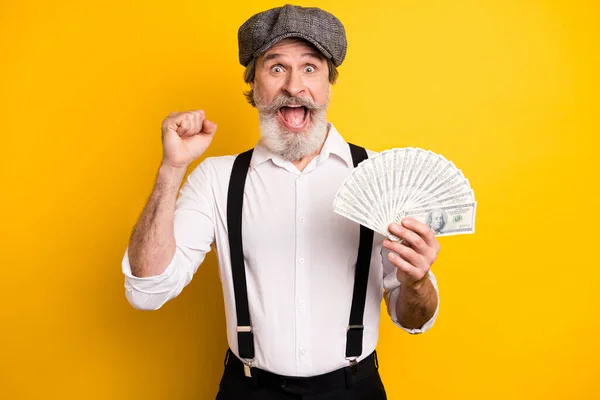 Yaşlı adamın fotoğrafı, mutlu gülümseme, para, para, piyango yumrukları, sarı arka plan. — Stok fotoğraf