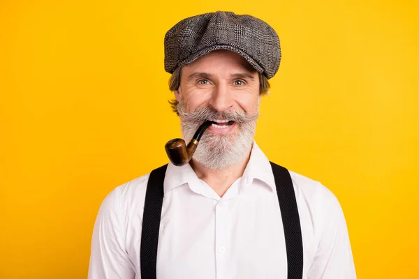 Portrait photo de l'homme en tenue rétro fumant pipe en bois souriant isolé couleur jaune vif arrière-plan — Photo