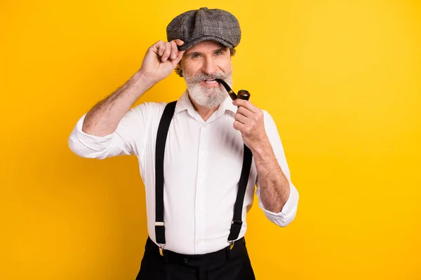 キャップ喫煙タバコ木製パイプ孤立鮮やかな黄色の背景で笑顔紳士の写真の肖像画 — ストック写真