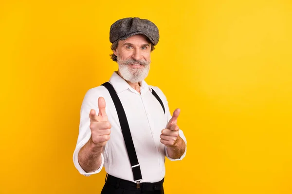 Фотопортрет бородатого мужчины в рубашке выбирая вас улыбаясь изолированные ярко-желтый цвет фона — стоковое фото
