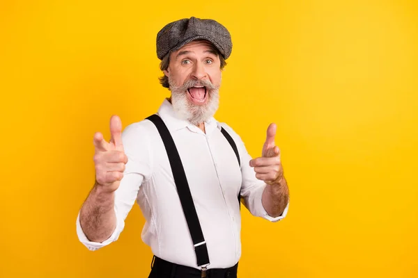 Portrait photo de l'homme étonné avec moustache ravi drôle en vous sélectionnant isolé couleur jaune vif arrière-plan — Photo