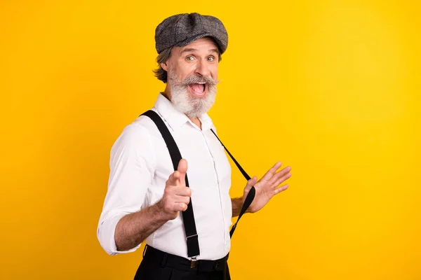 Portrait photo de l'homme étonné avec des bretelles toucher moustache pointant du doigt sur vous isolé couleur jaune vif arrière-plan — Photo