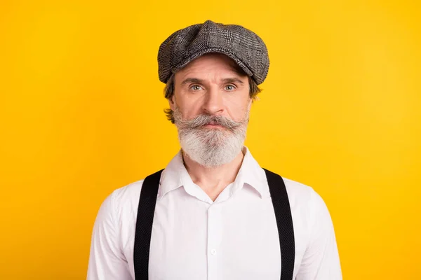 Retrato fotográfico del hombre barbudo con tirantes de camisa de gorra gris aislados sobre fondo de color amarillo brillante — Foto de Stock