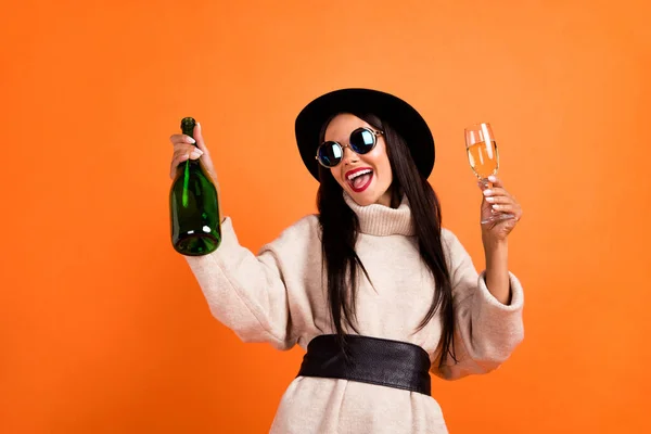 Photo de jeune charmante jolie fille souriante excitée boire du champagne profiter week-end isolé sur fond de couleur orange — Photo