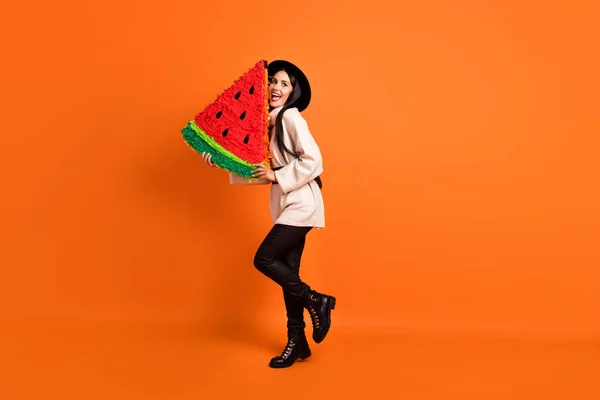 Foto in voller Größe von jungen schönen aufgeregt funky lächelnde Frau Ohr große Wassermelonenscheibe isoliert auf orangefarbenem Hintergrund — Stockfoto