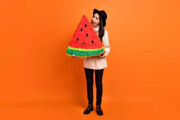 Foto in voller Größe von jungen schönen funky lustig verrückte Frau Ohr riesige Scheibe Wassermelone isoliert auf orangefarbenem Hintergrund — Stockfoto