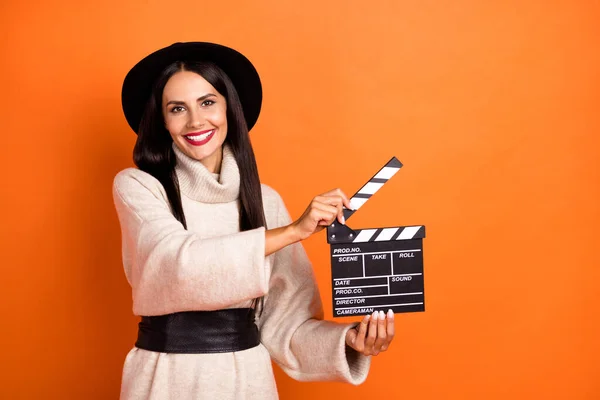 Ritratto di bella donna allegra tenendo applauso azione casting tempo isolato su sfondo di colore arancione brillante — Foto Stock