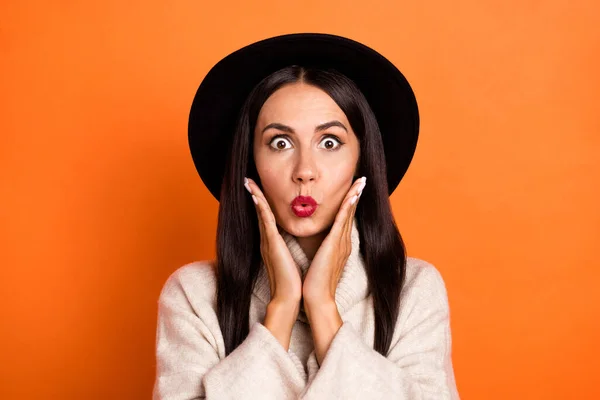 Retrato de atraente mulher surpreso incrível notícia reação pout lábios isolados sobre cor laranja brilhante fundo — Fotografia de Stock