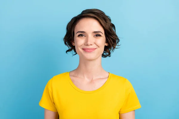 Фото чарівної милої молодої дівчини виглядає, як посмішка камери носить жовту футболку ізольований синій колір фону — стокове фото