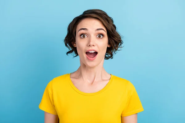 Fotografie užaslá hezká dáma otevřená ústa vzhled fotoaparát nosit žluté tričko izolované modré barvy pozadí — Stock fotografie