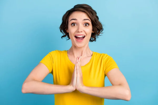 Foto de señora sorprendida emocionada cogida de la mano boca abierta desgaste amarillo camiseta aislado color azul fondo — Foto de Stock