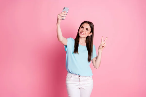 Foto von positiven Mädchen machen V-Zeichen verwenden Smartphone Selfie tragen weiße blaue Hose isoliert pastellfarbenen Hintergrund — Stockfoto