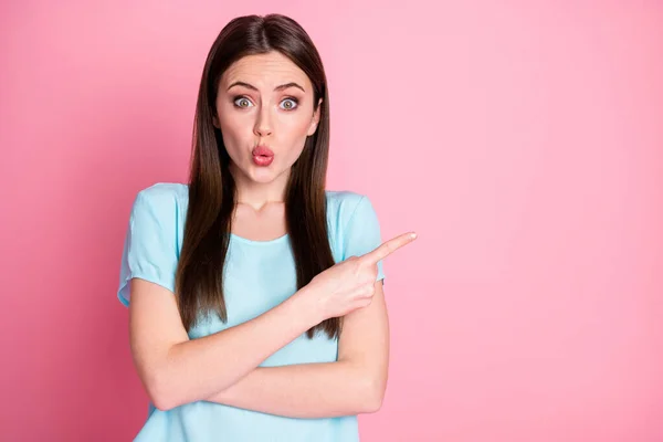 Foto des erstaunten Mädchens zeigen Zeigefinger Kopierraum Lippen schmollte isoliert über rosa Farbe Hintergrund — Stockfoto