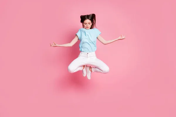 Volledige lengte foto van rustig rustig meisje springen yoga mediteren dragen blauw witte kleren geïsoleerde pastel kleur achtergrond — Stockfoto
