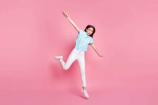 Foto de corpo inteiro da menina surpreendida pular segurar as mãos usar gumshoes branco isolado sobre fundo cor-de-rosa — Fotografia de Stock