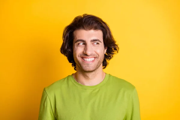 Foto de joven alegre árabe sonrisa positiva hombre mirar espacio vacío aislado sobre fondo de color amarillo — Foto de Stock