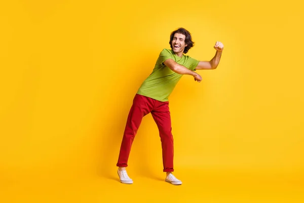 Lunghezza totale dimensioni del corpo foto di trascurato uomo giocoso che indossa pantaloni rossi ballare ridendo isolato su vivido sfondo di colore giallo — Foto Stock