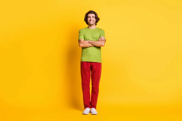 Lunghezza completa dimensioni del corpo foto di sorridente uomo fiducioso con le mani incrociate indossando vestiti colorati isolato vibrante colore giallo sfondo — Foto Stock