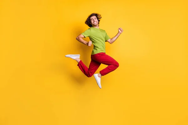 Tamanho do corpo de comprimento total perfil lateral foto de salto homem alto apressando-se à venda isolado na cor amarela vibrante fundo — Fotografia de Stock