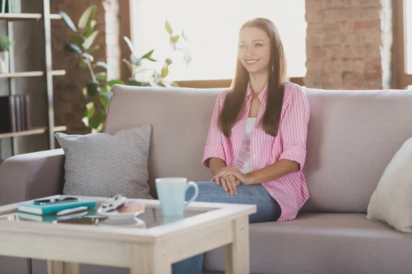 Fotografie šťastné veselá radostná brunetka žena sedět gauč dobrá nálada volný čas víkend uvnitř domu doma — Stock fotografie