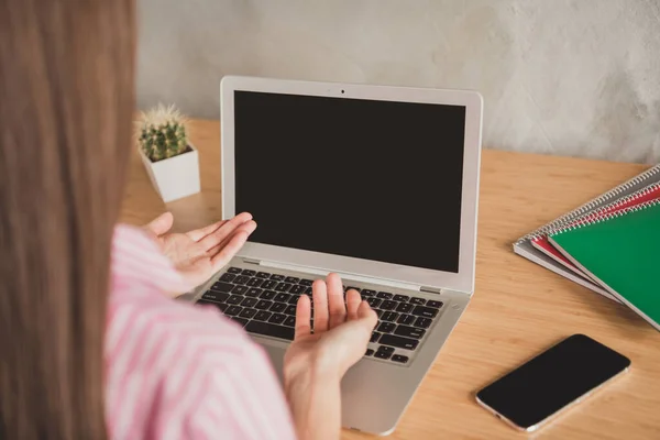 Bakre ryggraden visa foto av ung kvinna sitta skrivbord internet online möte samtal seminarium laptop inne hemmakontor inomhus — Stockfoto