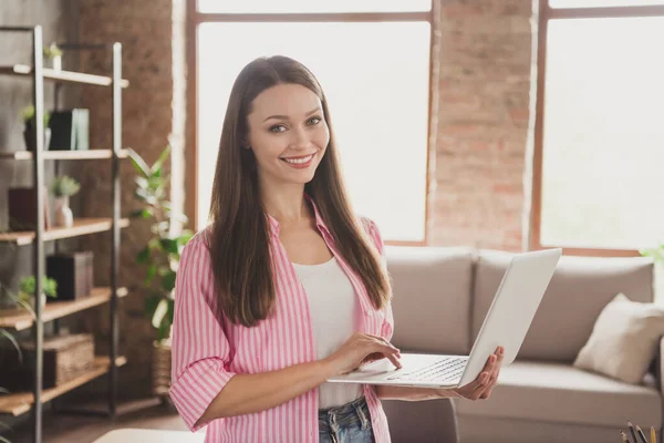 Foto di ottimista bella bruna tipo di computer portatile indossare camicia rosa lavoro da casa — Foto Stock