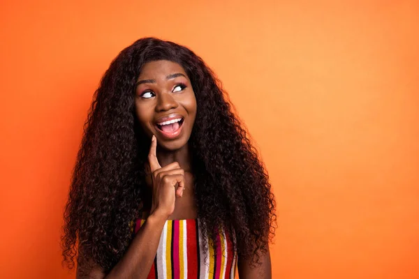 Φωτογραφία από ευτυχισμένη θετική όμορφη γοητευτική ενθουσιασμένος περίεργος afro κορίτσι ματιά copyspace απομονωμένο σε πορτοκαλί χρώμα φόντο — Φωτογραφία Αρχείου