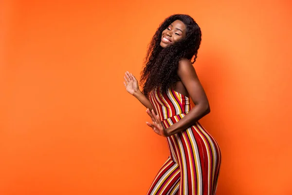 Profil côté photo de peau sombre attrayant heureux dame danse rêve été isolé sur fond de couleur orange — Photo