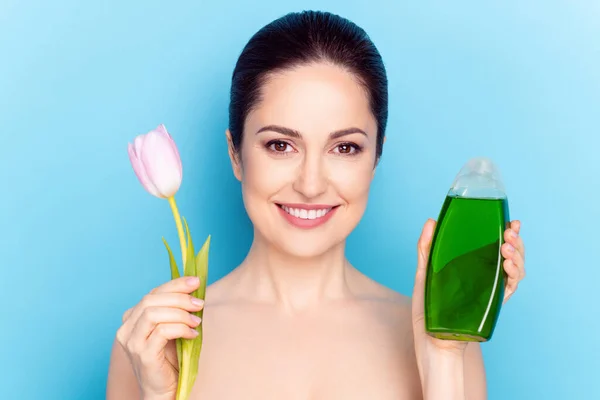 Porträt der attraktiven fröhlichen trendigen Frau mit tulpengrünem Gel Glättung Reinigung isoliert über helle blaue Farbe Hintergrund — Stockfoto