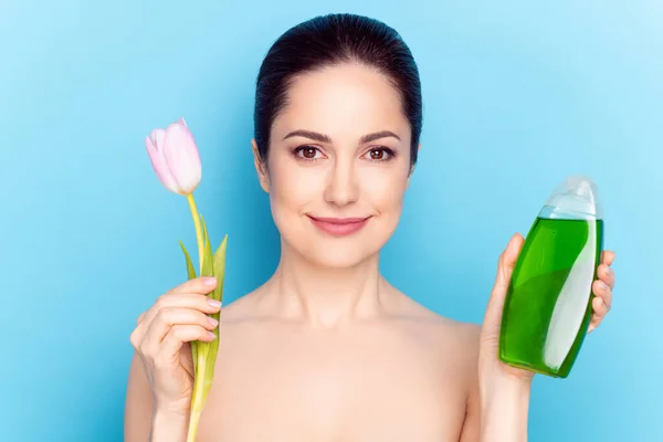Porträt der attraktiven fröhlichen trendigen Frau mit tulpengrünem Gel Essense Glättungseffekt isoliert über hellblauem Farbhintergrund — Stockfoto