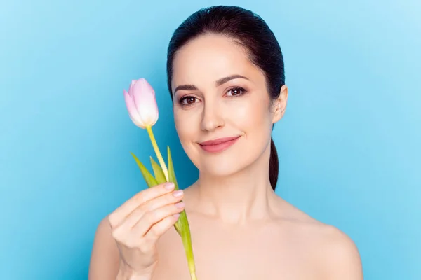 Foto de mulher atraente sorriso feliz segurar tulipas flor spa procedimento isolado sobre fundo de cor azul — Fotografia de Stock