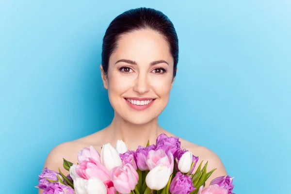 若い陽気な女性の写真幸せな正笑顔ホールド花花束上に隔離青の色の背景 — ストック写真