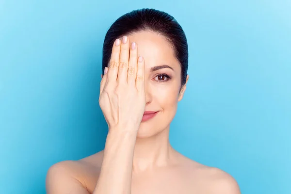 Foto da jovem mulher fechar tampa mão metade rosto cosmetologia procedimento isolado sobre fundo de cor azul — Fotografia de Stock