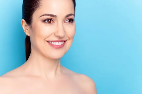 Foto recortada de mujer joven feliz sonrisa positiva tratamiento facial elevación hidratación cosmetología aislado sobre fondo de color azul — Foto de Stock