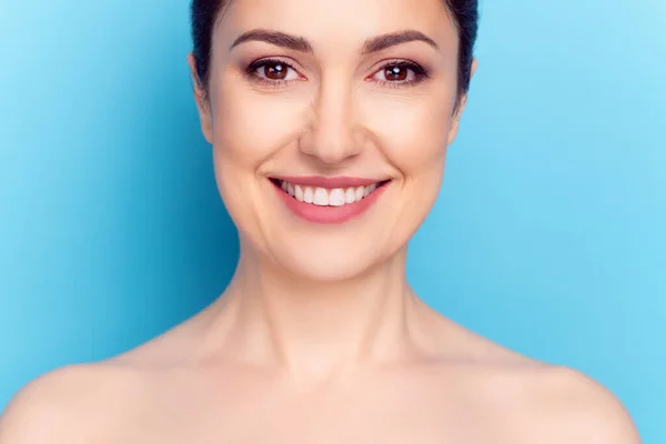 Foto recortada de jovem mulher feliz sorriso positivo correção facial levantamento de hidratação cosmetologia isolado sobre fundo de cor azul — Fotografia de Stock